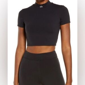 Alo Yoga NWT Captivate Crop Short Sleeve shirt in black.